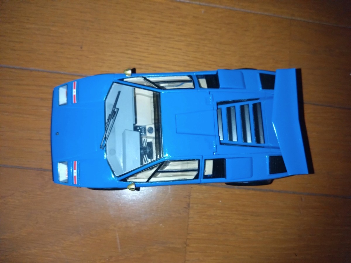 アオシマ製1/24プラモデル塗装済み完成品 ランボルギーニカウンタック