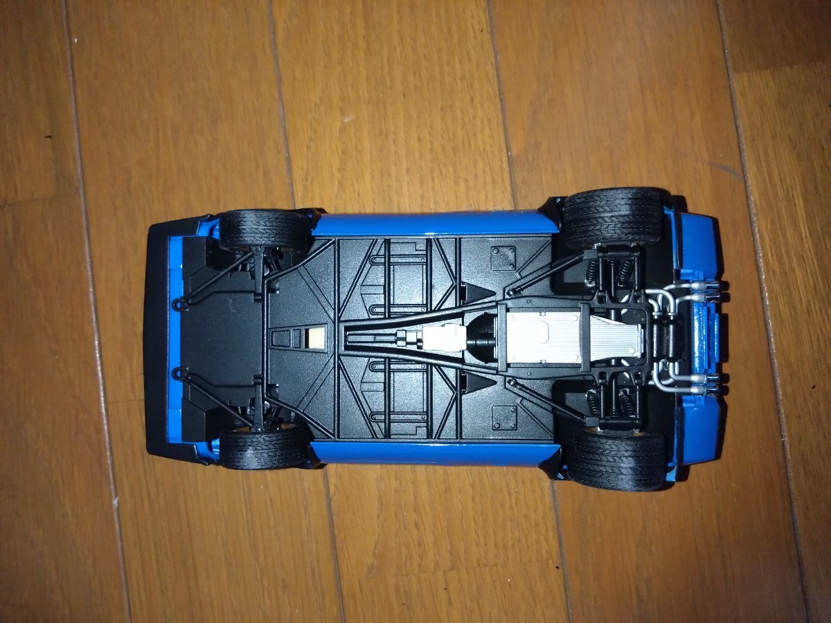アオシマ製1/24プラモデル塗装済み完成品 ランボルギーニカウンタック