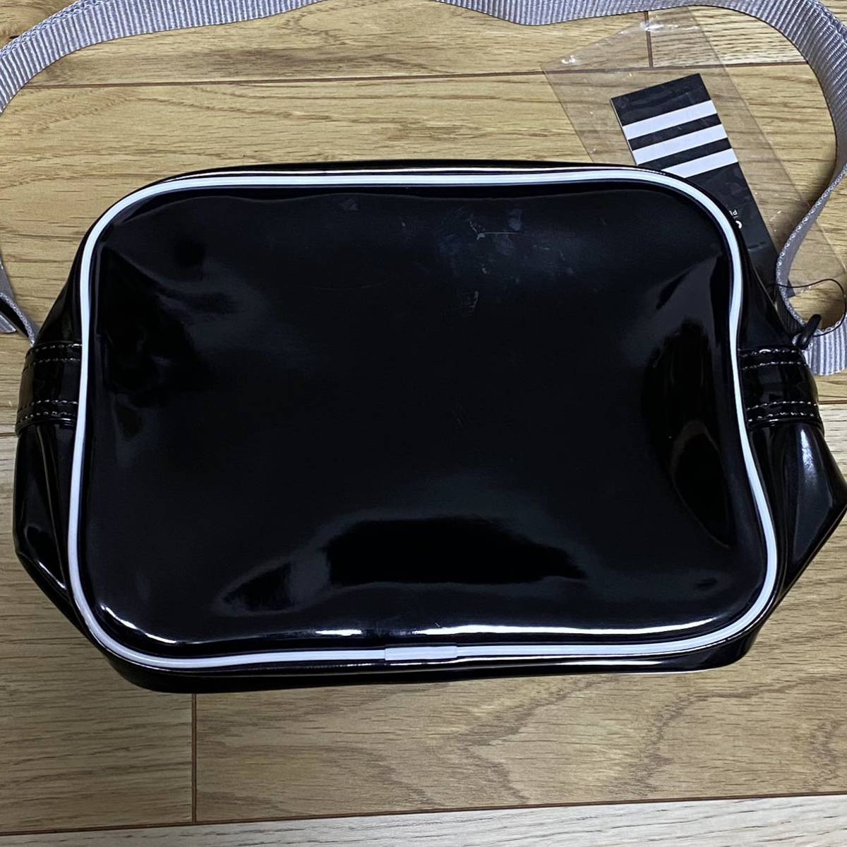 未使用 adidas アディダス エナメル ミニ ショルダー バッグ 黒 未使用 adidas アディダス エナメル ミニ ショルダー バッグ 黒