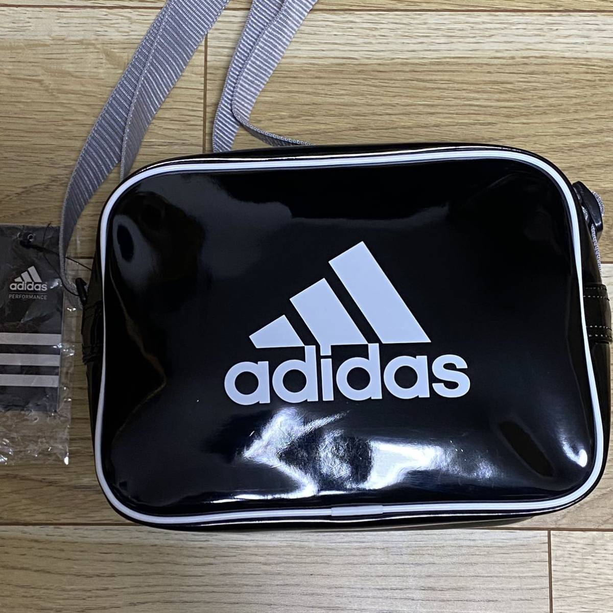 未使用 adidas アディダス エナメル ミニ ショルダー バッグ 黒 未使用 adidas アディダス エナメル ミニ ショルダー バッグ 黒