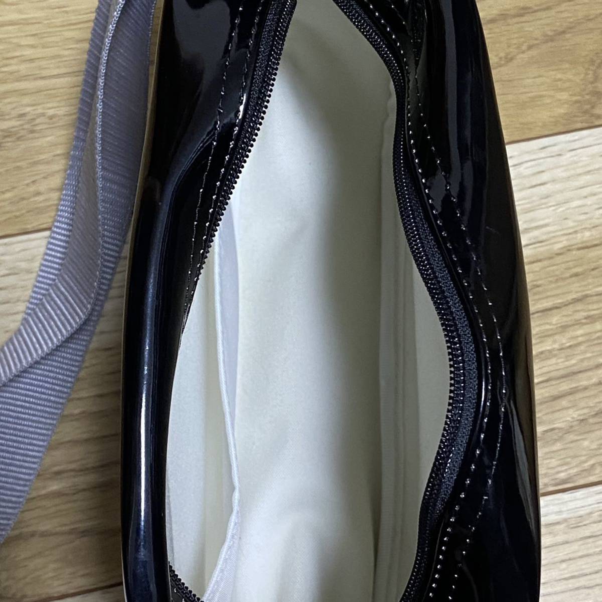 未使用 adidas アディダス エナメル ミニ ショルダー バッグ 黒 未使用 adidas アディダス エナメル ミニ ショルダー バッグ 黒
