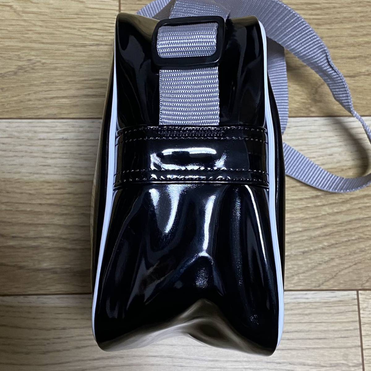 未使用 adidas アディダス エナメル ミニ ショルダー バッグ 黒 未使用 adidas アディダス エナメル ミニ ショルダー バッグ 黒