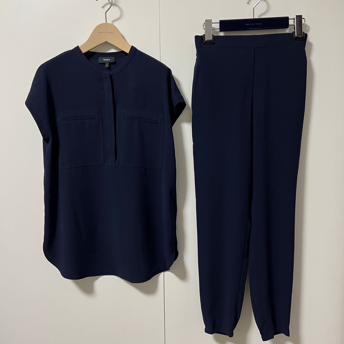 美品♡ theory luxe 完売 ウォッシャブル パンツセットアップ 紺色 Theory 21SS 完売 セットアップ ウォッシャブル ブラウス パンツ