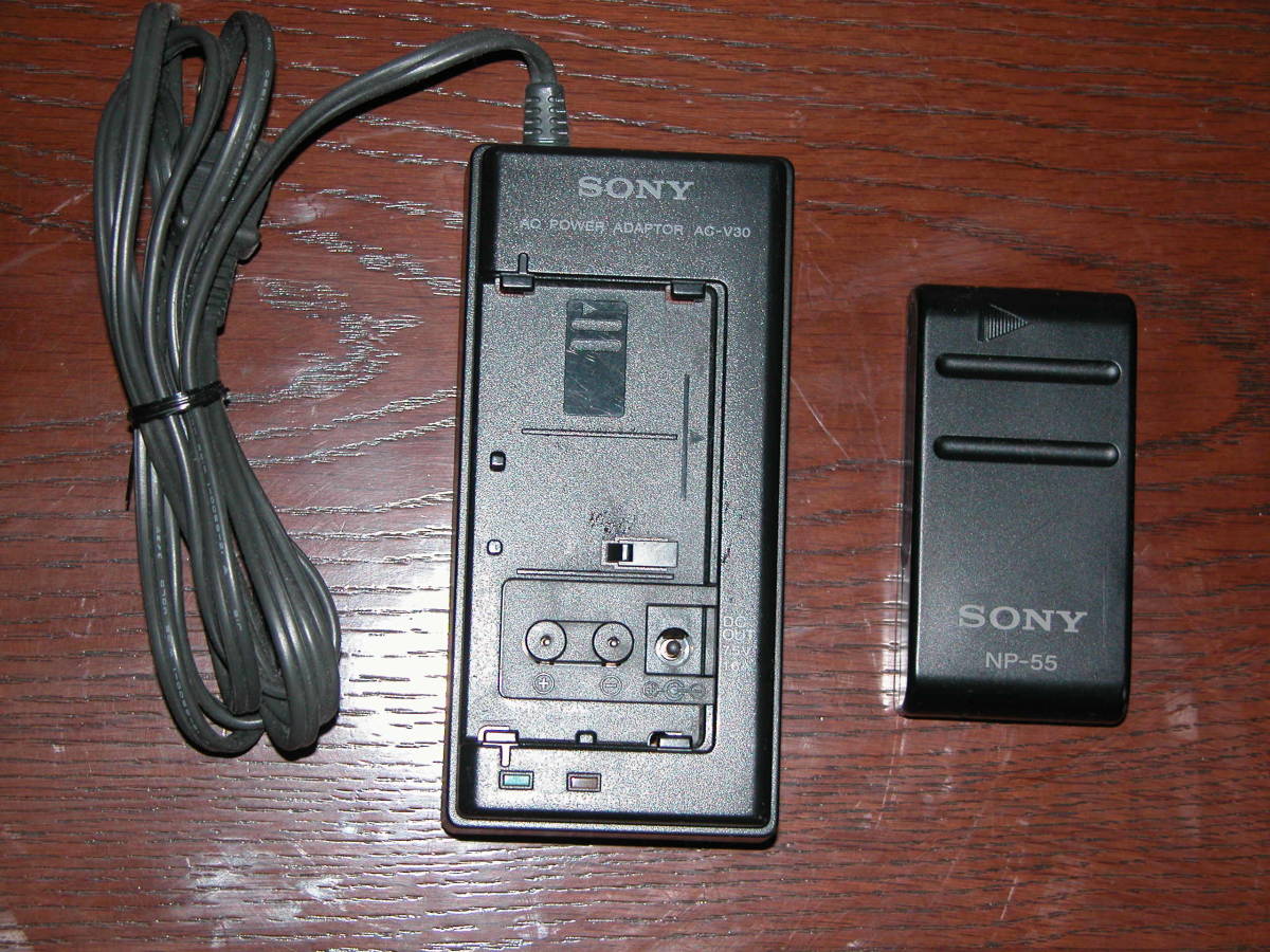 ◆【ジャンク品】SONY ソニー / バッテリーチャージャー 2台　バッテリー 2個セット / AC-V30 / NP-77（ケース付） / NP-55 /Junk品 ◆_画像3