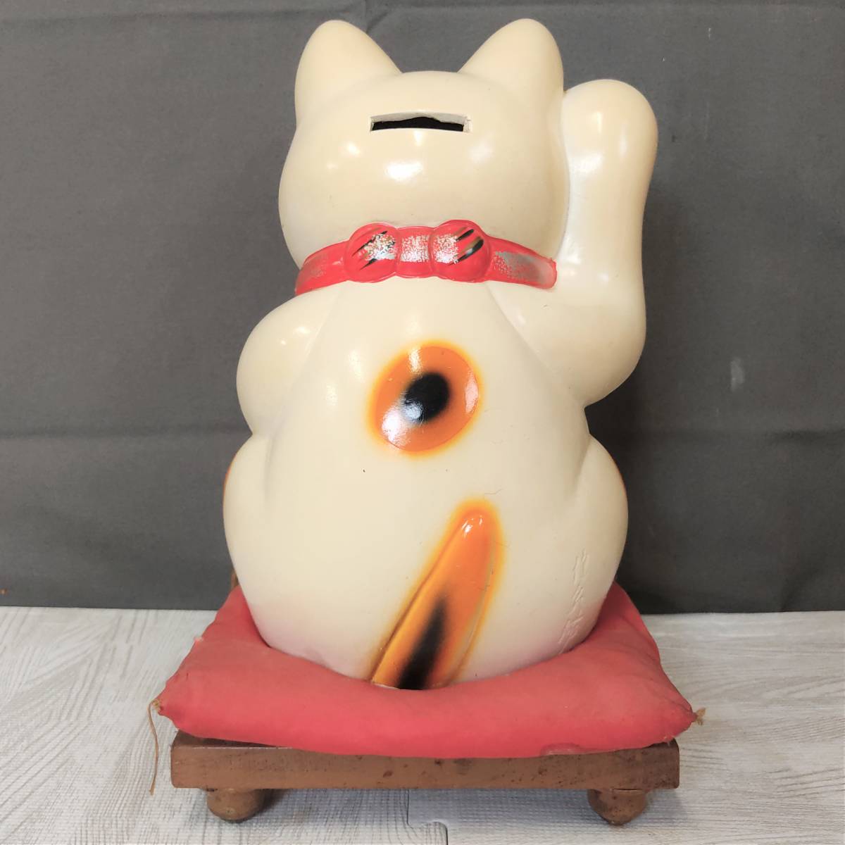 約30cm 昭和レトロ 作家もの 招き猫 陶器製 貯金箱 台座/座布団 約30cm 昭和レトロ 作家もの 招き猫 陶器製 貯金箱 台座/座布団