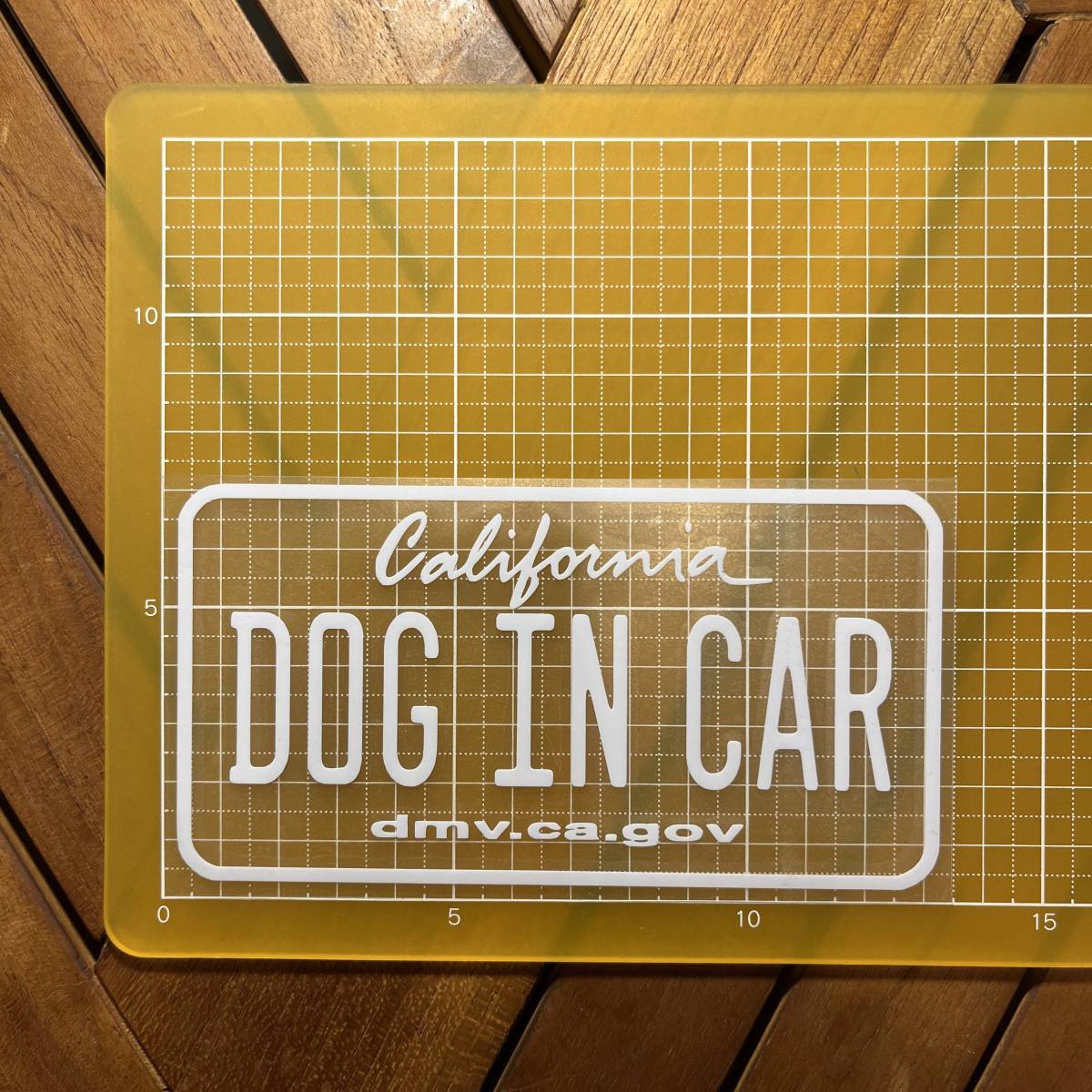 4 送料無料 Dog in car　白　ステッカー カッティングシール ドッグインカー 犬が乗っています CA California_画像2