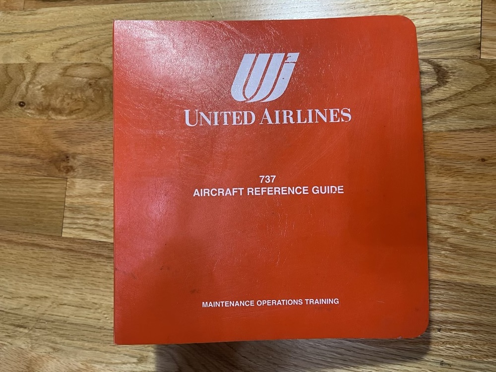  United Airlines Pilot actual use flight manual hand book bo- wing 737 B-737 United Airlines Cockpit Captain 