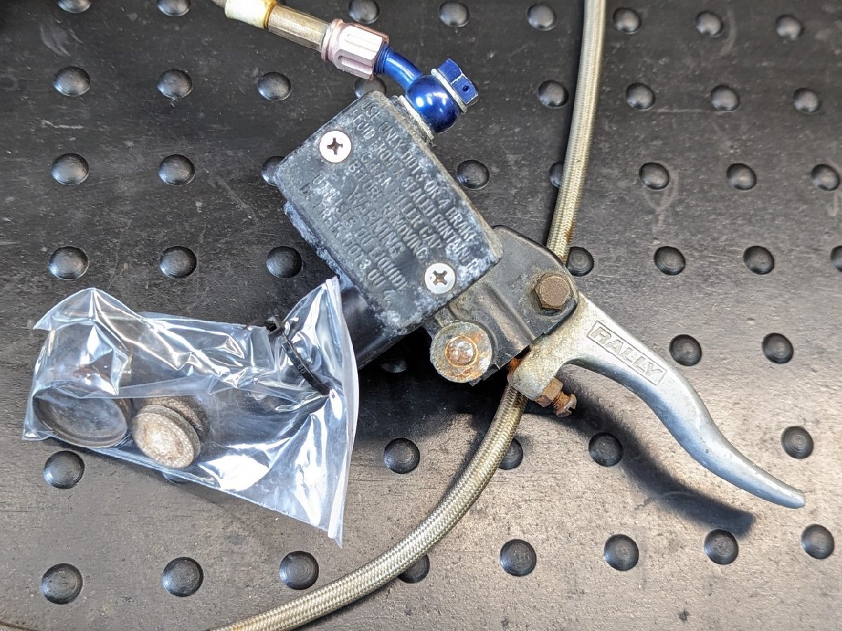 □カワサキ Dトラッカー250 純正 フロントブレーキ キャリパー