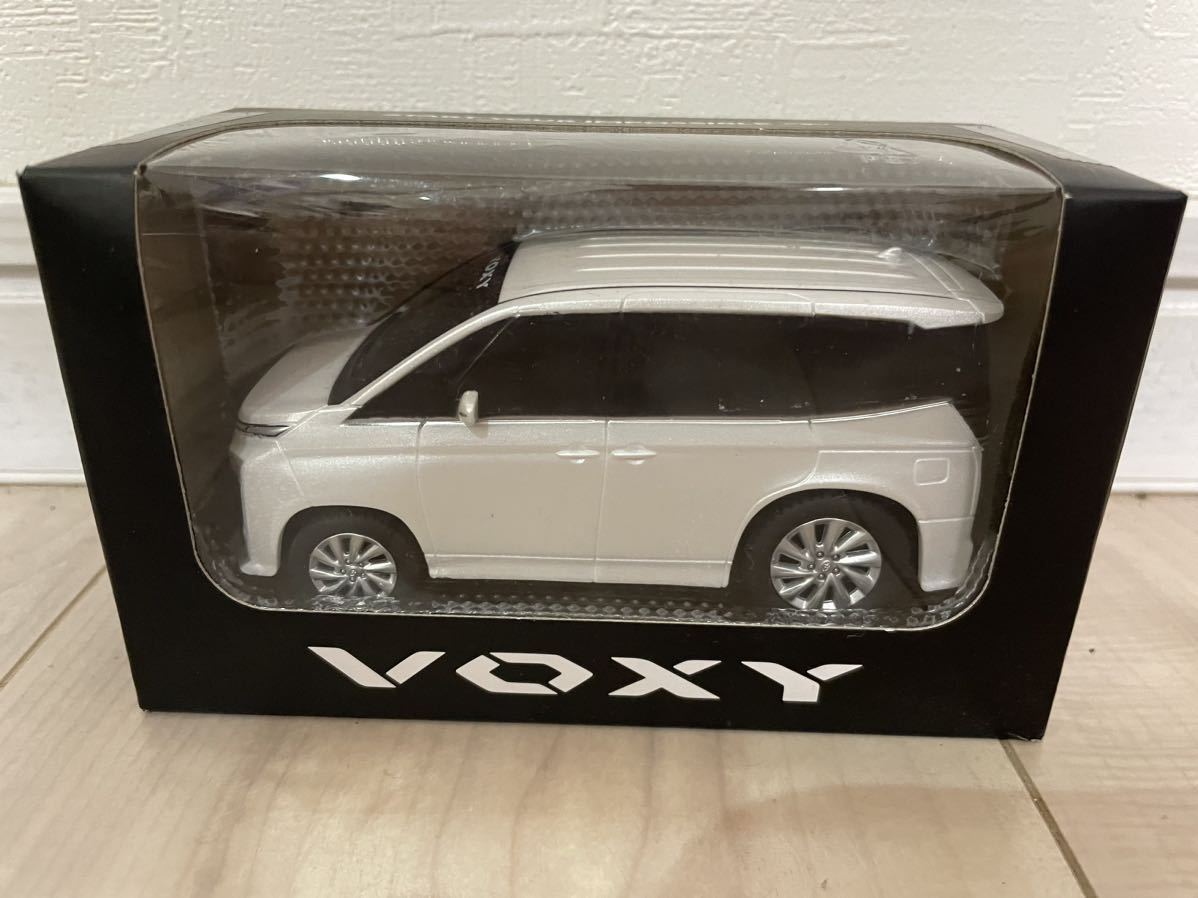トヨタ ヴォクシー 80系 ミニカー プルバックカー カラーサンプル ホワイトパールクリスタルシャイン VOXY 箱傷_画像1
