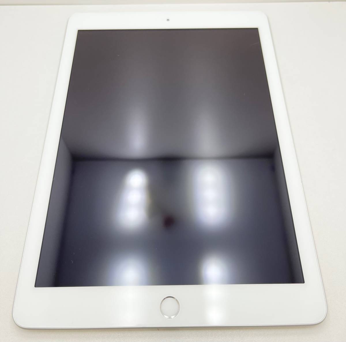 送料無料 ☆Apple iPad 第6世代☆WiFiモデル 32GB シルバー 9.7インチ