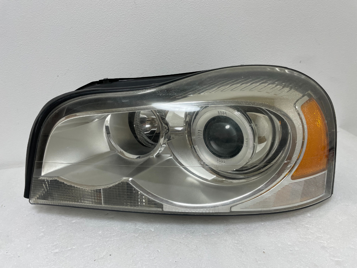 * Volvo XC90 head light left *3620