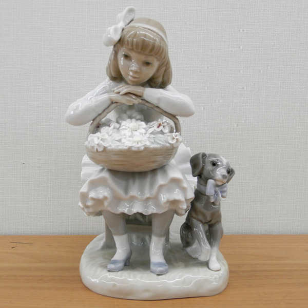 激安価格の 犬 LLADRO フィギュリン 陶器人形 花咲く季節に リヤドロ