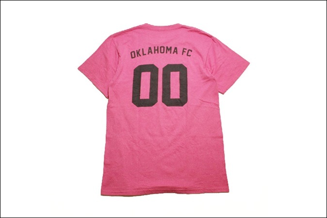 【ADULT M】 PORT and COMPANY ポートアンドカンパニー Tシャツ ピンク 両面 プリント OKLAHOMA FC ビンテージ USA 古着 オールド IB952の画像2