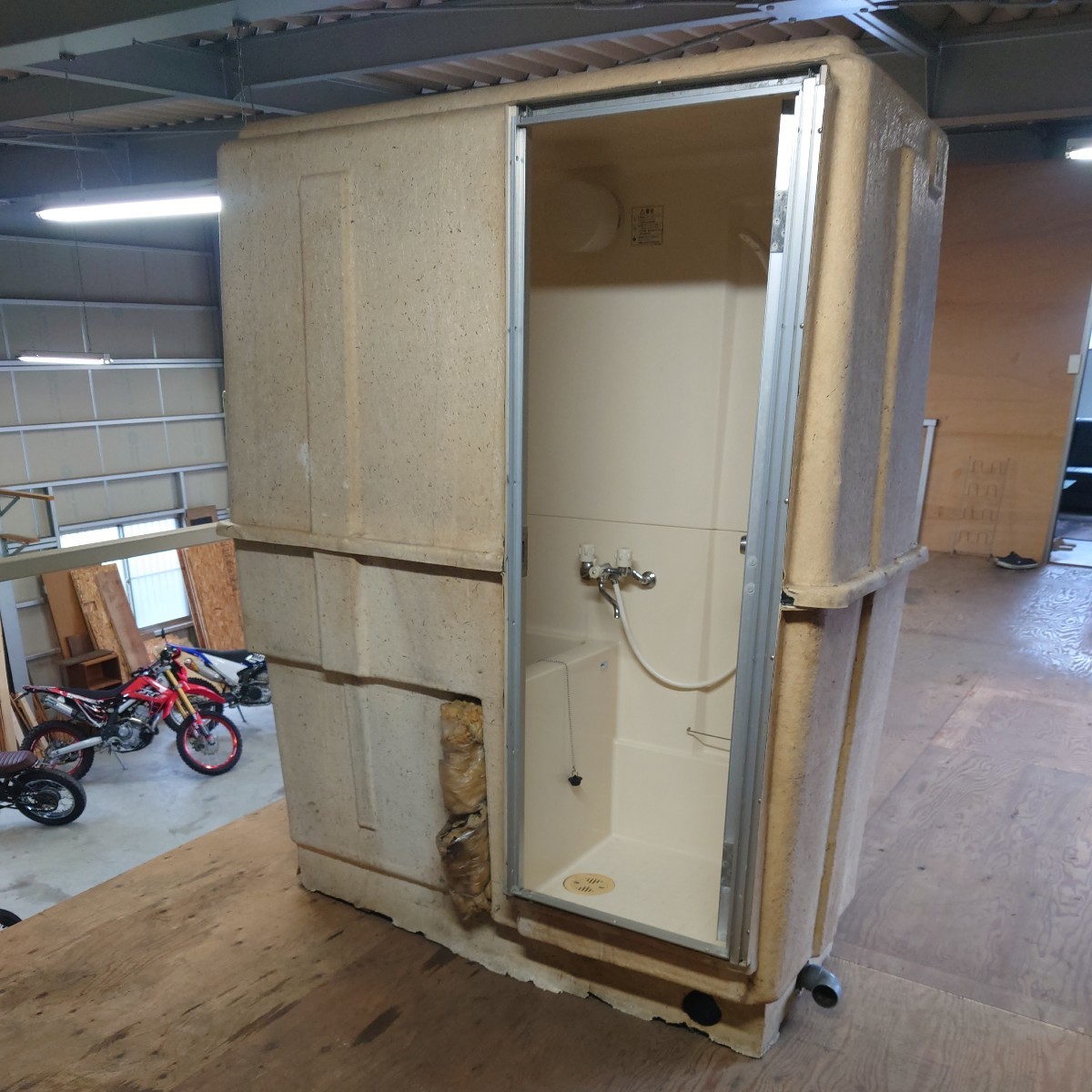 仮設 シャワールーム シャワーユニット ユニットバス 引き取り限定 三重県津市 シャワー 更衣室 洗面 お風呂 風呂釜 工事 工場 現場