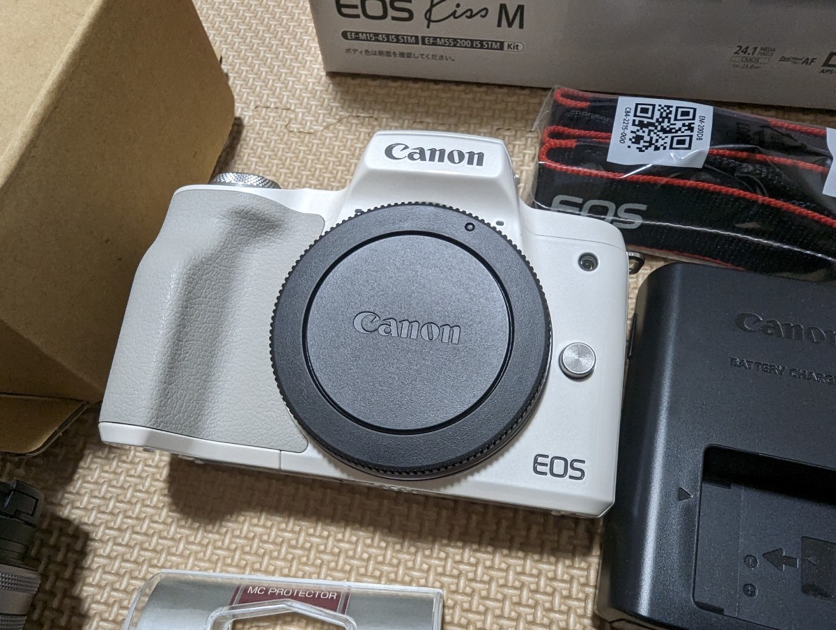 Canon EOS Kiss M ホワイト ダブルズームキット ミラーレス一眼カメラ