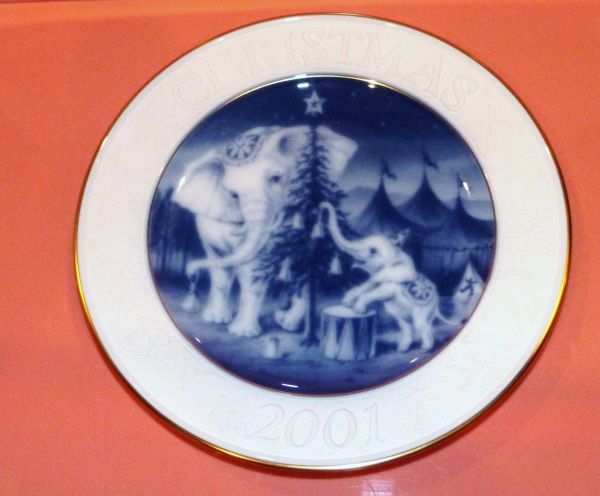 OKURA(大倉陶園) 2001年クリスマスプレート　ELEPHANT FAMILY　20.2cm　839770AA1285-229