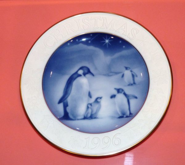 OKURA(大倉陶園) 1996年クリスマスプレート　PENGUIN FAMILY　20.2cm　839725AA1285-229_画像1