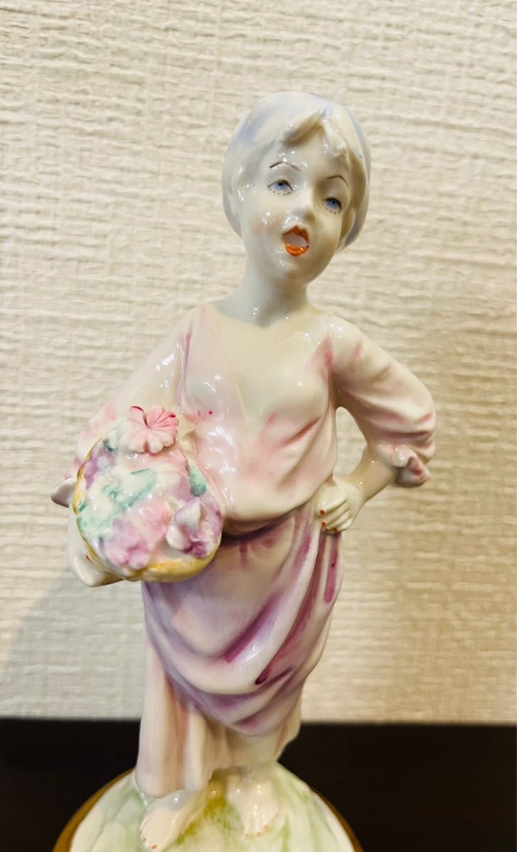 カポディモンテ　花束を持った女性 陶器人形　置物　インテリア