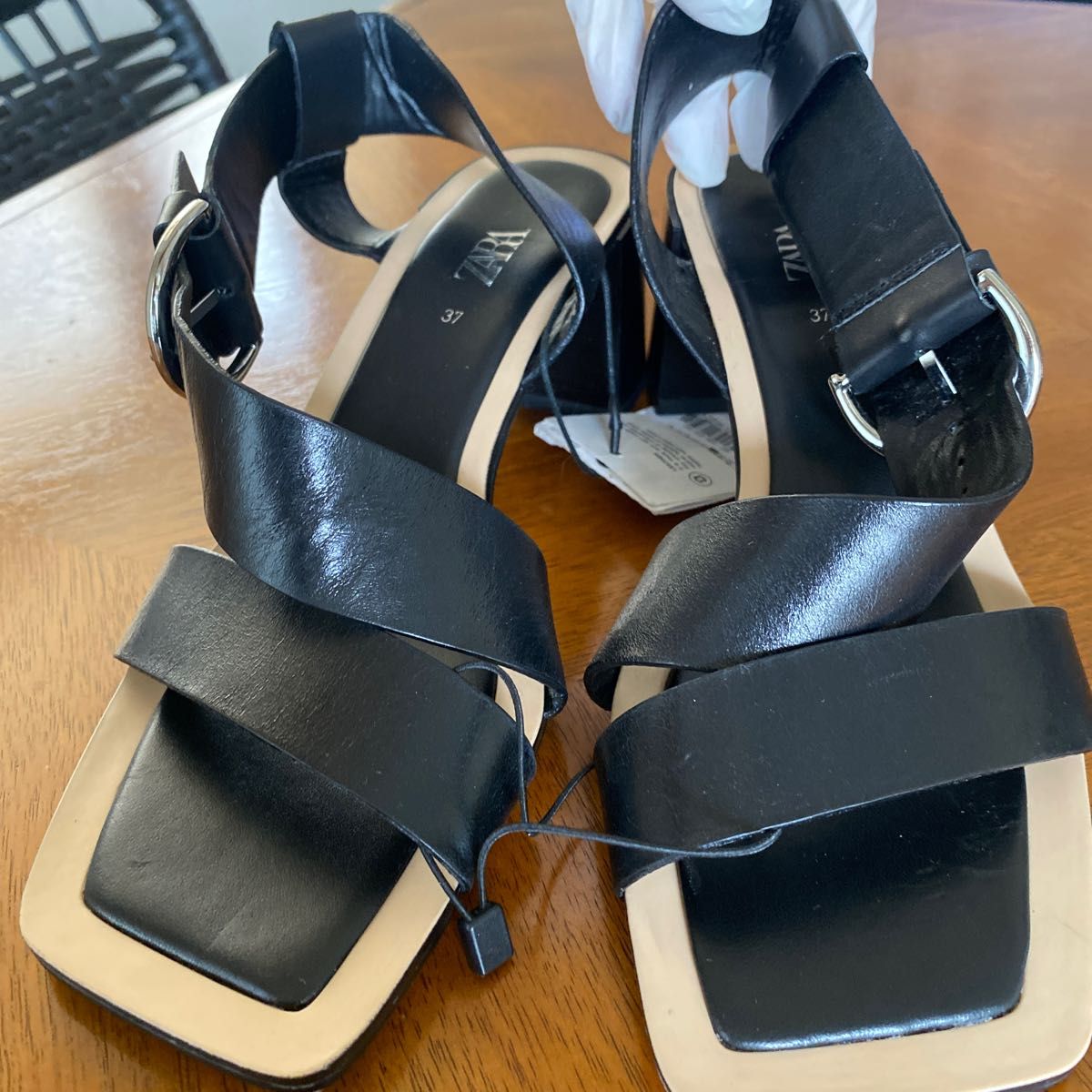 新品 ZARA レザーストラップバックル サンダル 37(24)|PayPayフリマ