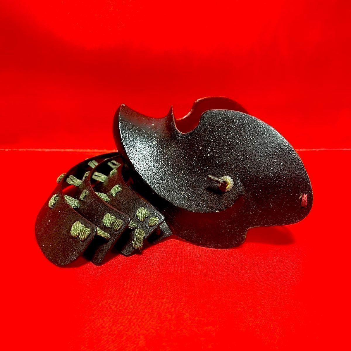 1円〜【骨董品】時代物 鉄面頬 武具 兜 半面頬 黒漆塗り 中朱塗り