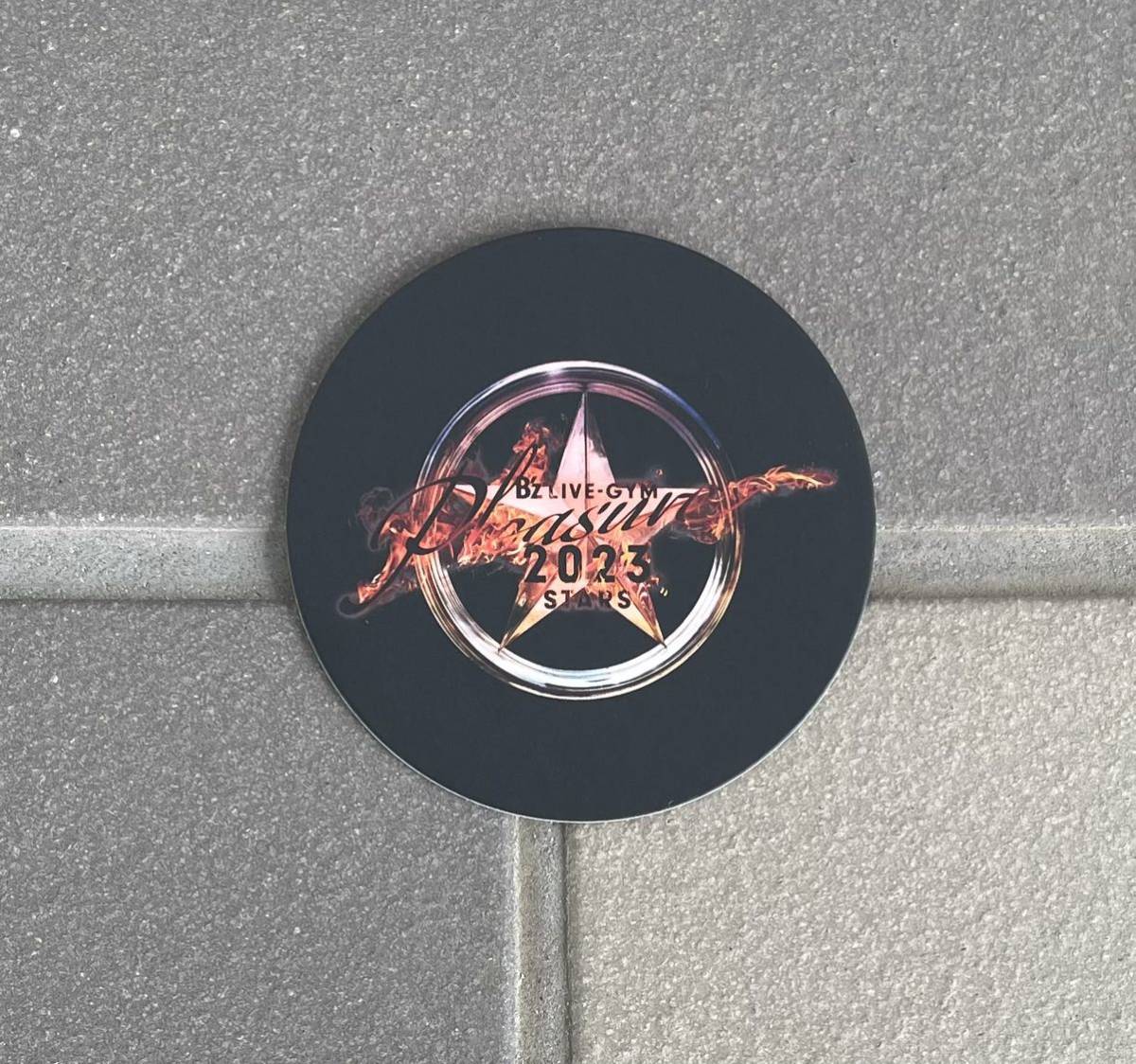 即決! B’z LIVE-GYM Pleasure 2023 “STARS” ☆ 非売品 STARS Cafe ロゴ入りコースター A / 稲葉浩志・松本孝弘_画像1