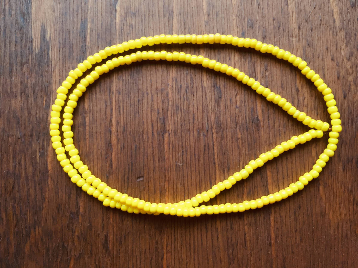 インド　古色黄色の不揃いシードビーズ一連　約60cm　4×3mm 　多少ばらつきがあります_画像3