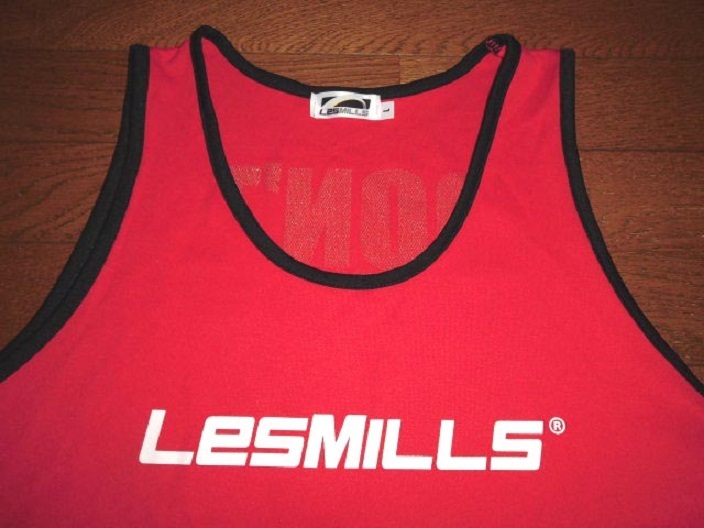 LESMILLS レスミルズ 15th ANNIVERSARY タンクトップ ノースリーブ 吸汗速乾 ドライ&メッシュ RED L 正規品 使用僅 美品/ボディコンバット_画像3
