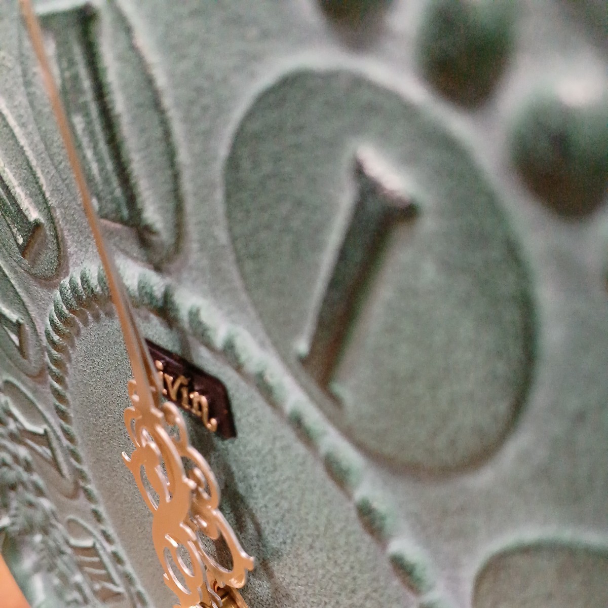 昭和レトロ 金属製 置時計 青銅色 Livin リビンクォーツ TZ 673 T 未使用品 長期保管品 アンティーク雑貨 インテリア 現状品 _画像5