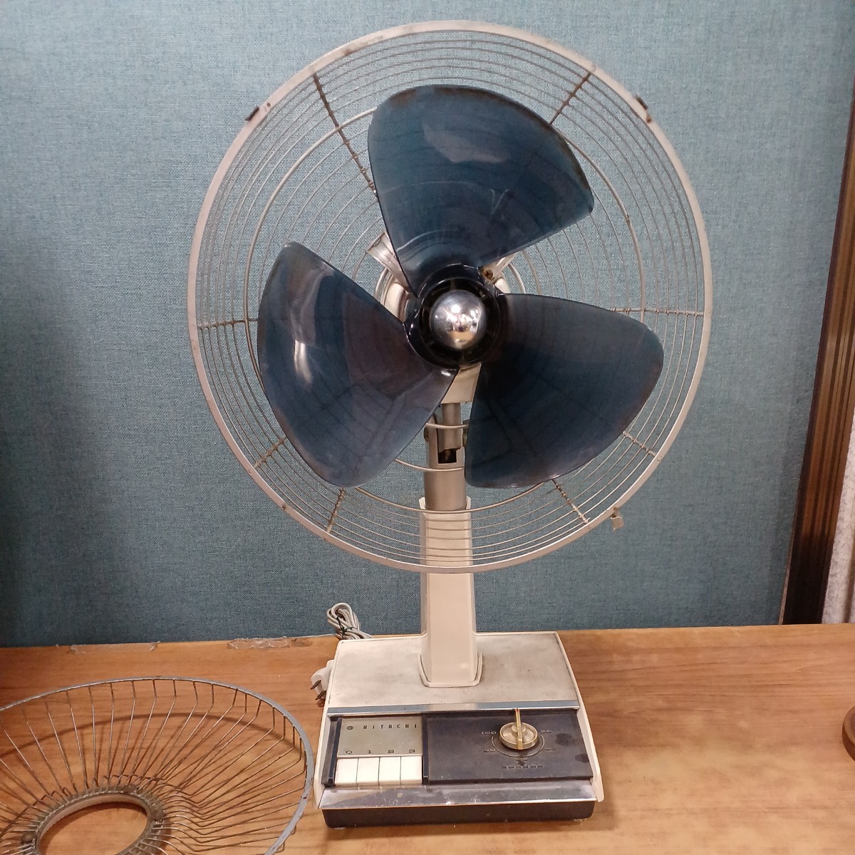 希少 昭和レトロ HITACHI 日立 アンティーク扇風機 D-679 A.C.30cm DESK-FAN デスクファン 卓上 3枚羽根 30cm 中古 保管品 動作OK 現状品の画像5