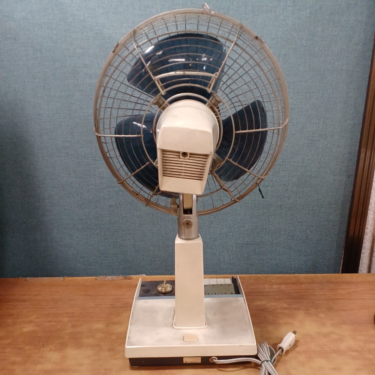 希少 昭和レトロ HITACHI 日立 アンティーク扇風機 D-679 A.C.30cm DESK-FAN デスクファン 卓上 3枚羽根 30cm 中古 保管品 動作OK 現状品の画像3