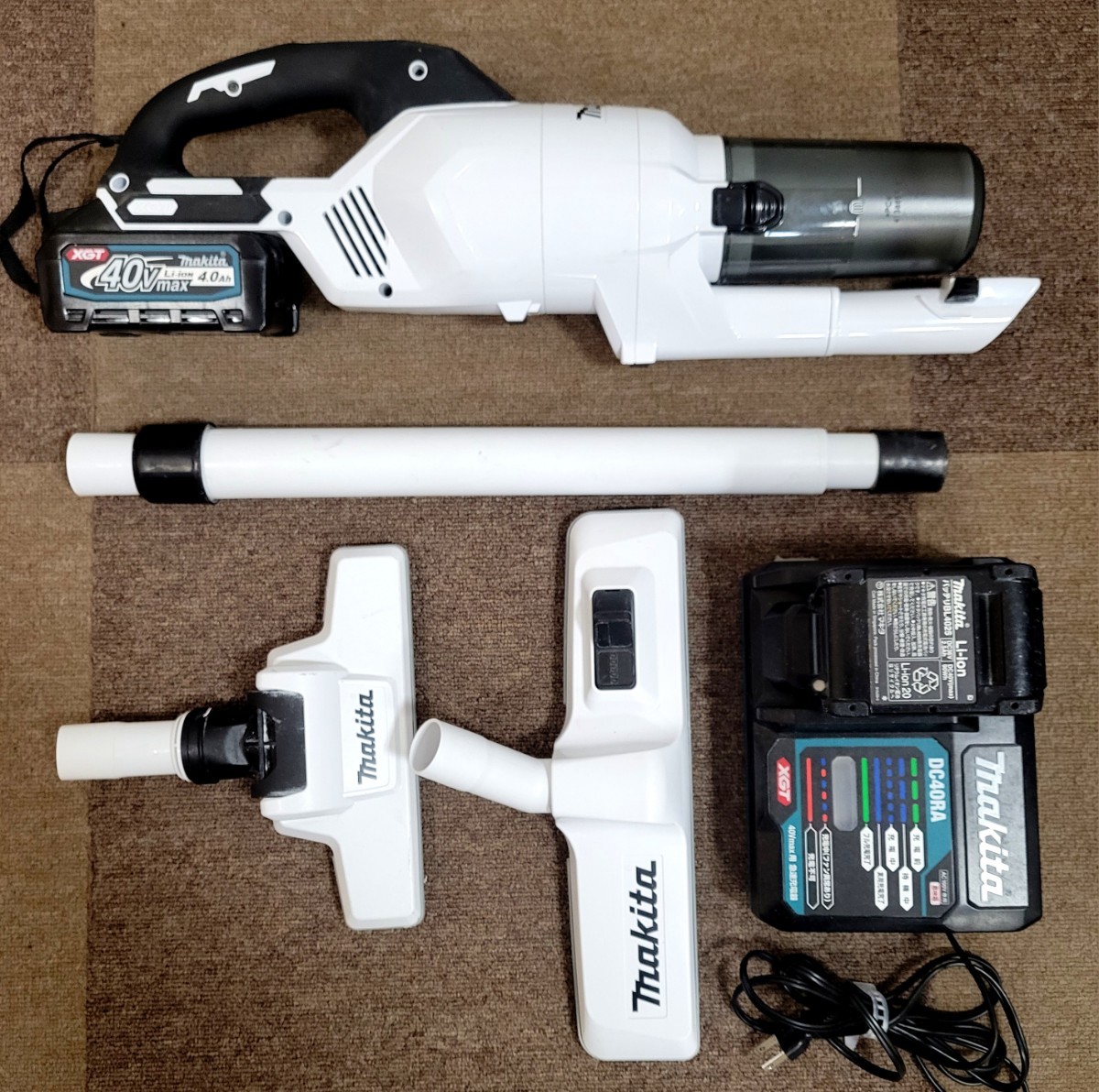 □【激安1円スタート】 makita マキタ 充電式クリーナー 充電器付き