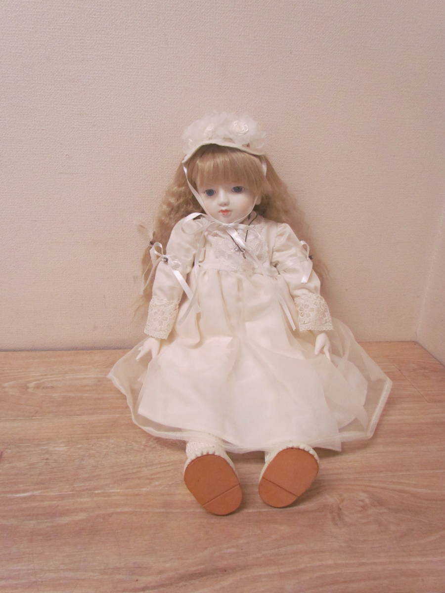 SZ-SG6【A】アンティークドール　白ドレス　西洋人形　座った時の高さ約26cm　ウェーブロングヘア_画像1
