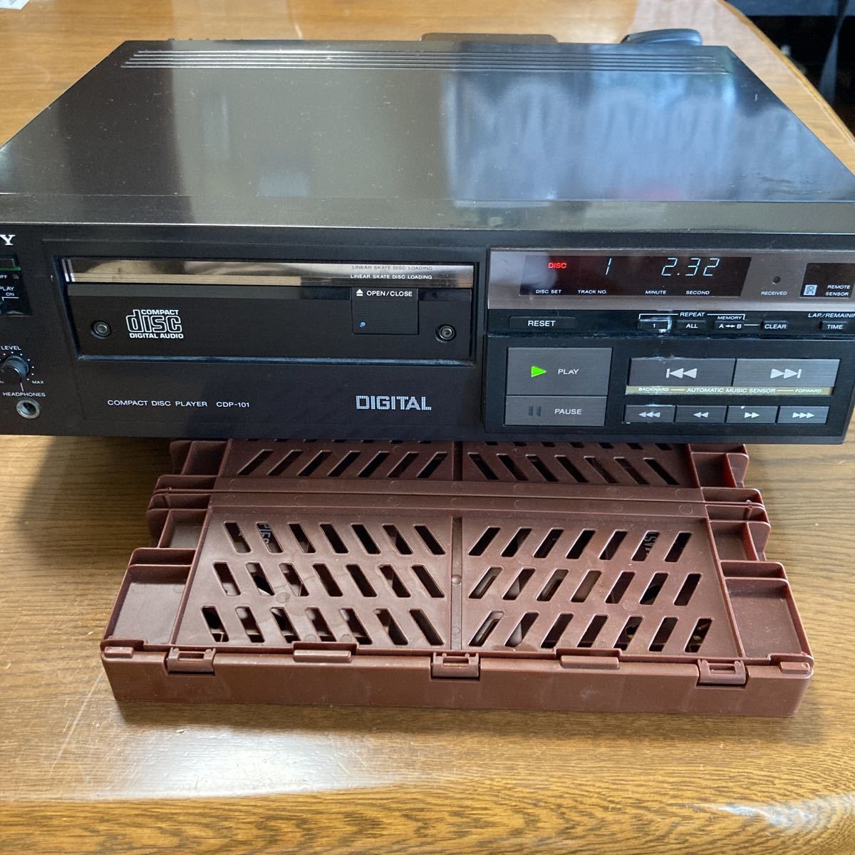 ソニーCDプレーヤー 世界初 CDP-101 トレイでます 読み込みします 音出