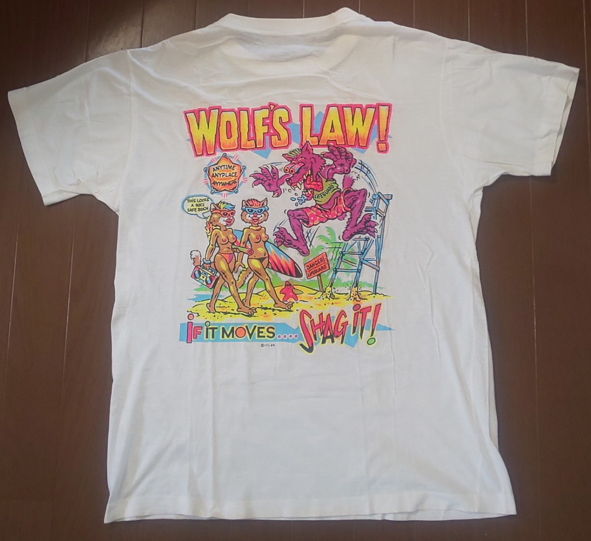 ヴィンテージ古着 ナイスデザイン！ ITL89 WOLF'S LAW！ 半袖Tシャツ ホワイト M程度 狼 ビーチ ヌード トップレス ラジカセ サーフボード_画像1