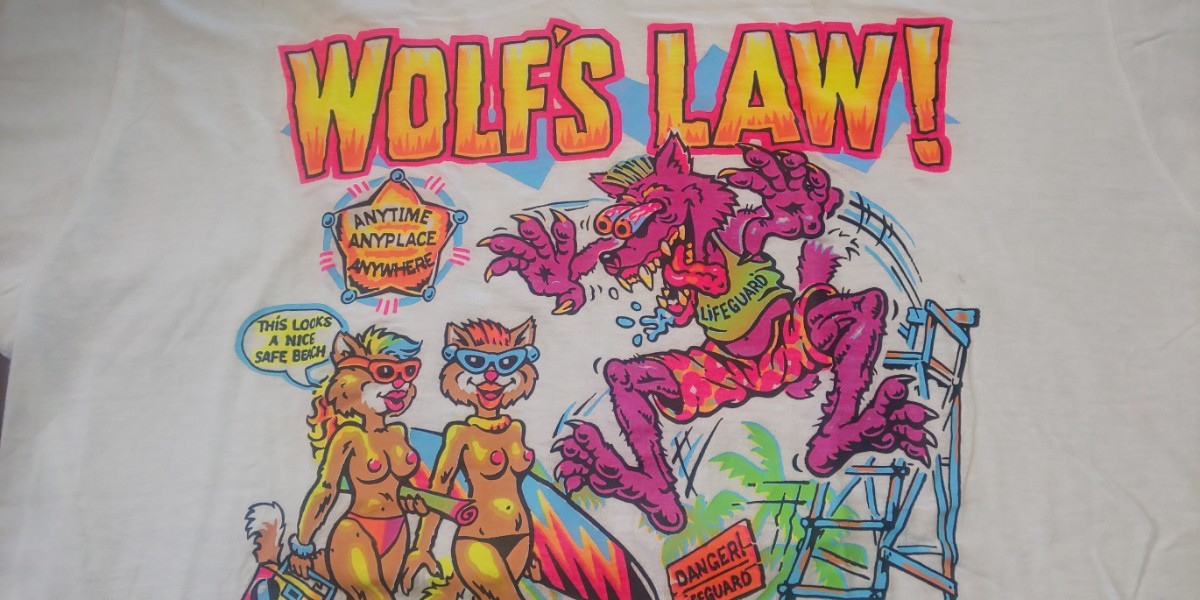 ヴィンテージ古着 ナイスデザイン！ ITL89 WOLF'S LAW！ 半袖Tシャツ ホワイト M程度 狼 ビーチ ヌード トップレス ラジカセ サーフボード_画像3