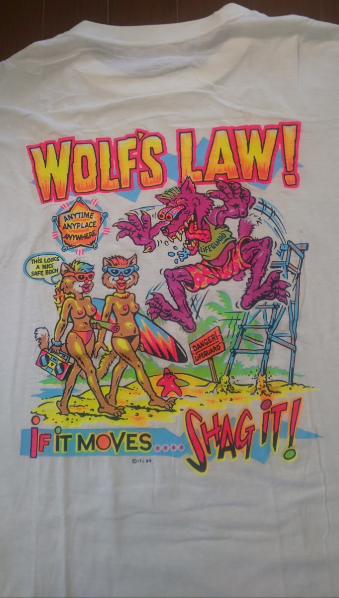 ヴィンテージ古着 ナイスデザイン！ ITL89 WOLF'S LAW！ 半袖Tシャツ ホワイト M程度 狼 ビーチ ヌード トップレス ラジカセ サーフボード_画像2