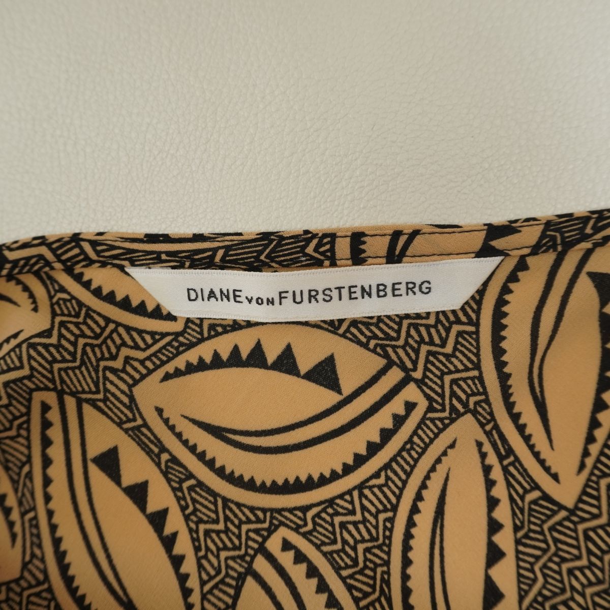 美品 DIANE von FURSTENBERG ダイアンフォンファステンバーグ シルク100% 総柄 キャミソールワンピース レディース ベージュ サイズ6*EC38_画像6