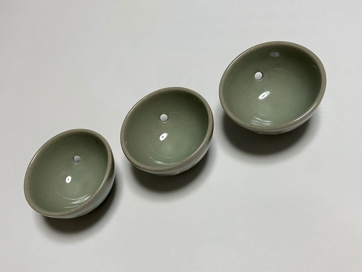 韓国　青磁陶器　猪口3個　高さ約3.7cm  口径約6.8cm　小穴約5mm  ぐい呑み　伝統陶磁器