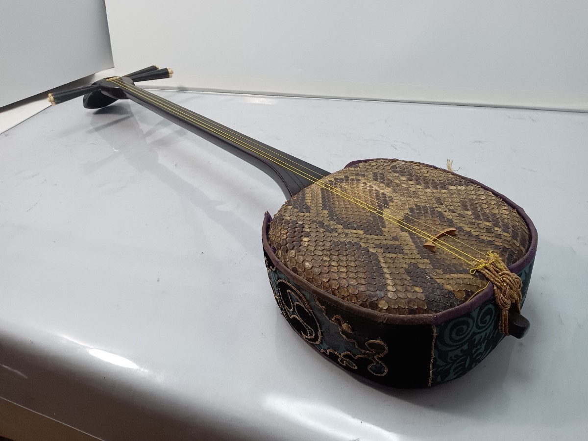 三線 蛇味線 三味線 和楽器 伝統 琉球 沖縄 奄美大島 ハードケース付き 
