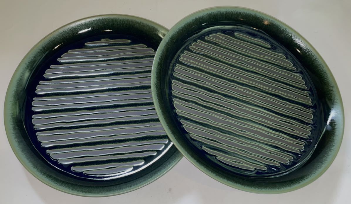 ■大皿 ２枚■ ゆるい凹凸のあるお皿 モスグリーン Φ24.4㎝Ｘ高さ3㎝ 陶器 未使用の画像4