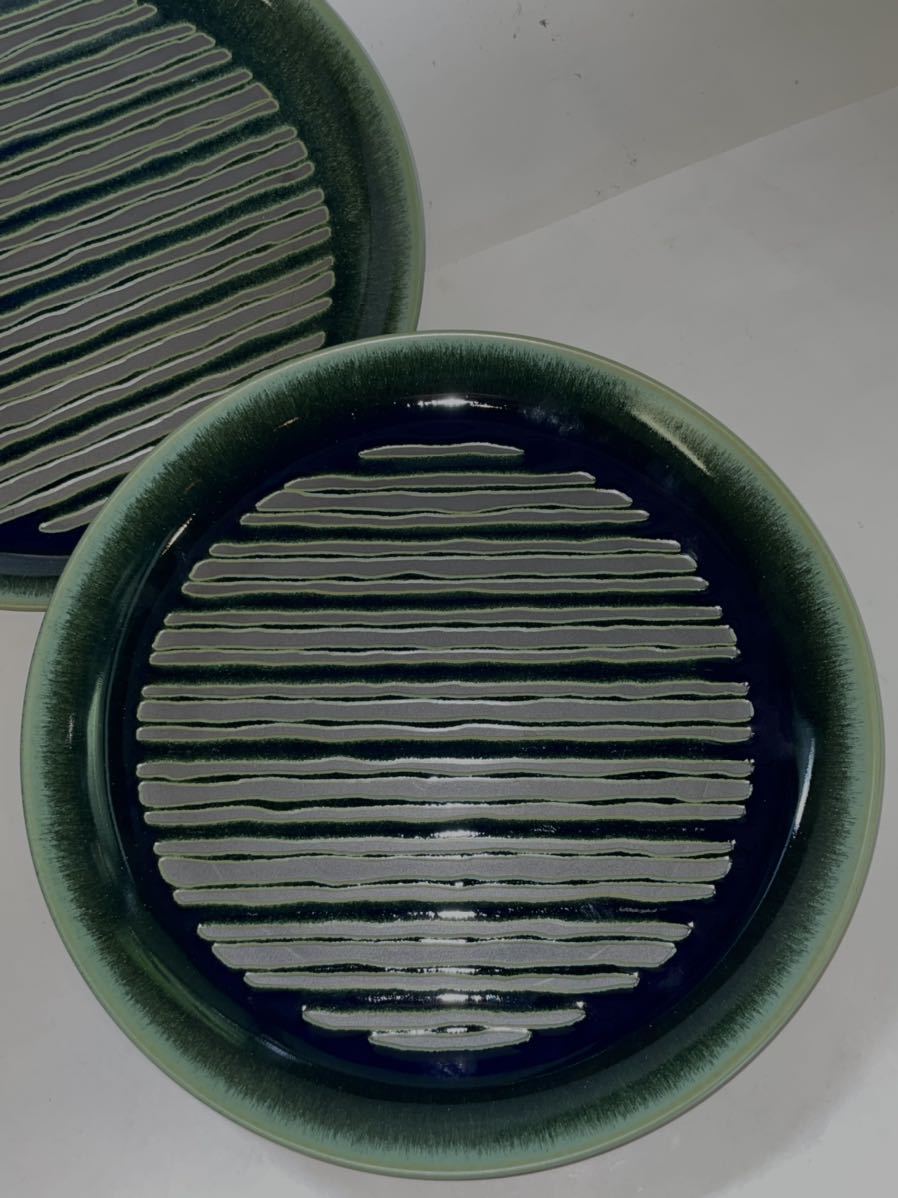 ■大皿 ２枚■ ゆるい凹凸のあるお皿 モスグリーン Φ24.4㎝Ｘ高さ3㎝ 陶器 未使用の画像3