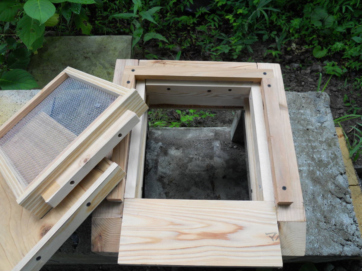 日本ミツバチ巣箱台(脚無し置くタイプ)　スムシ対策金網、底板2段引出し付(お持ちの重箱巣箱のサイズに合わせる事も可能)