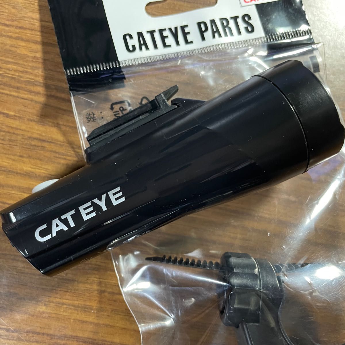 美品 Cateye ハンドルバー下側取付専用充電ライト、Gvolt 70