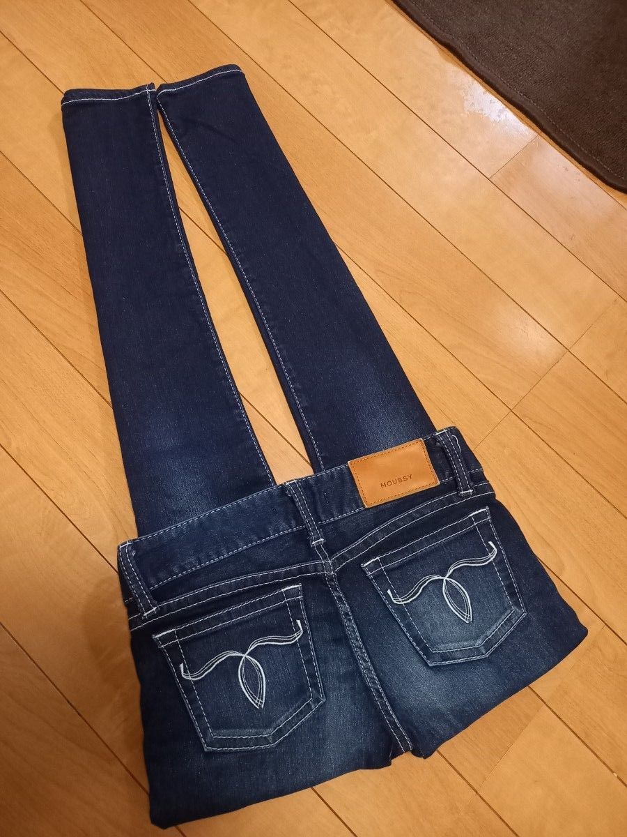 MOUSSY 美品 パウダーホワイトステッチスリストスキニーデニム MOUSSY 美品 パウダーホワイトステッチスリストスキニーデニム