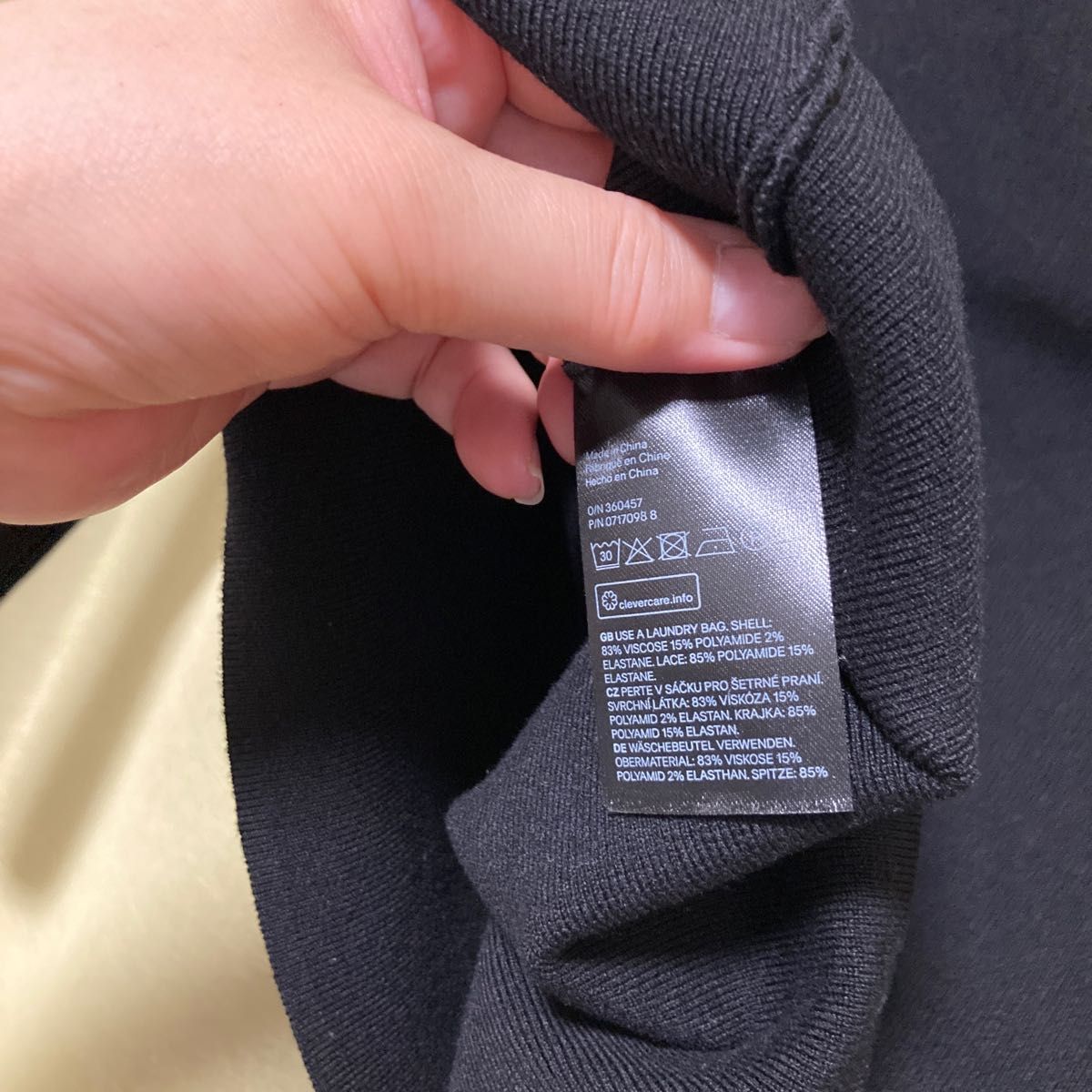 H&M ニット　ブラック　XL 襟元にレース　大人っぽい　素敵　襟元広め　黒　3,999円の品　袖丈九部程度