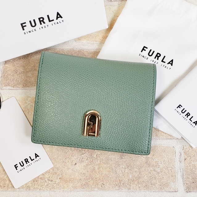 美品 フルラ FURLA ロゴ レザー 二折財布 コンパクトウォレット グリーン系_画像1