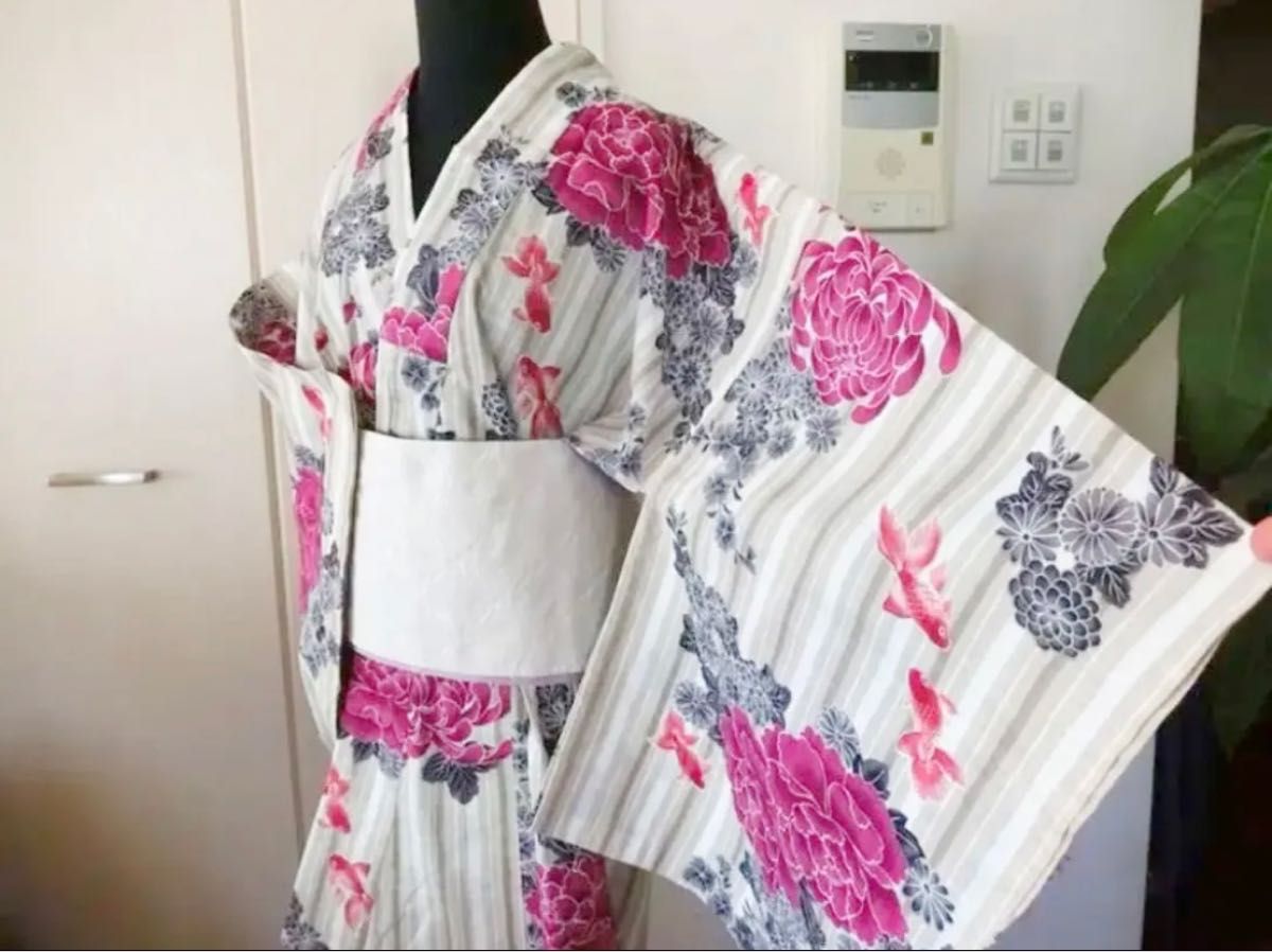 撫松庵☆金魚と菊花牡丹のシックな浴衣