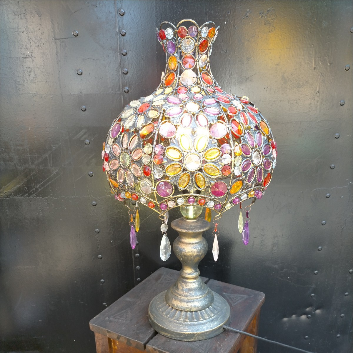 ステンドグラス風ランプ 高級感 アンティーク照明 アンティーク スタンドライト 卓上ランプランプシェード　テーブルランプ　ビーズ 花柄
