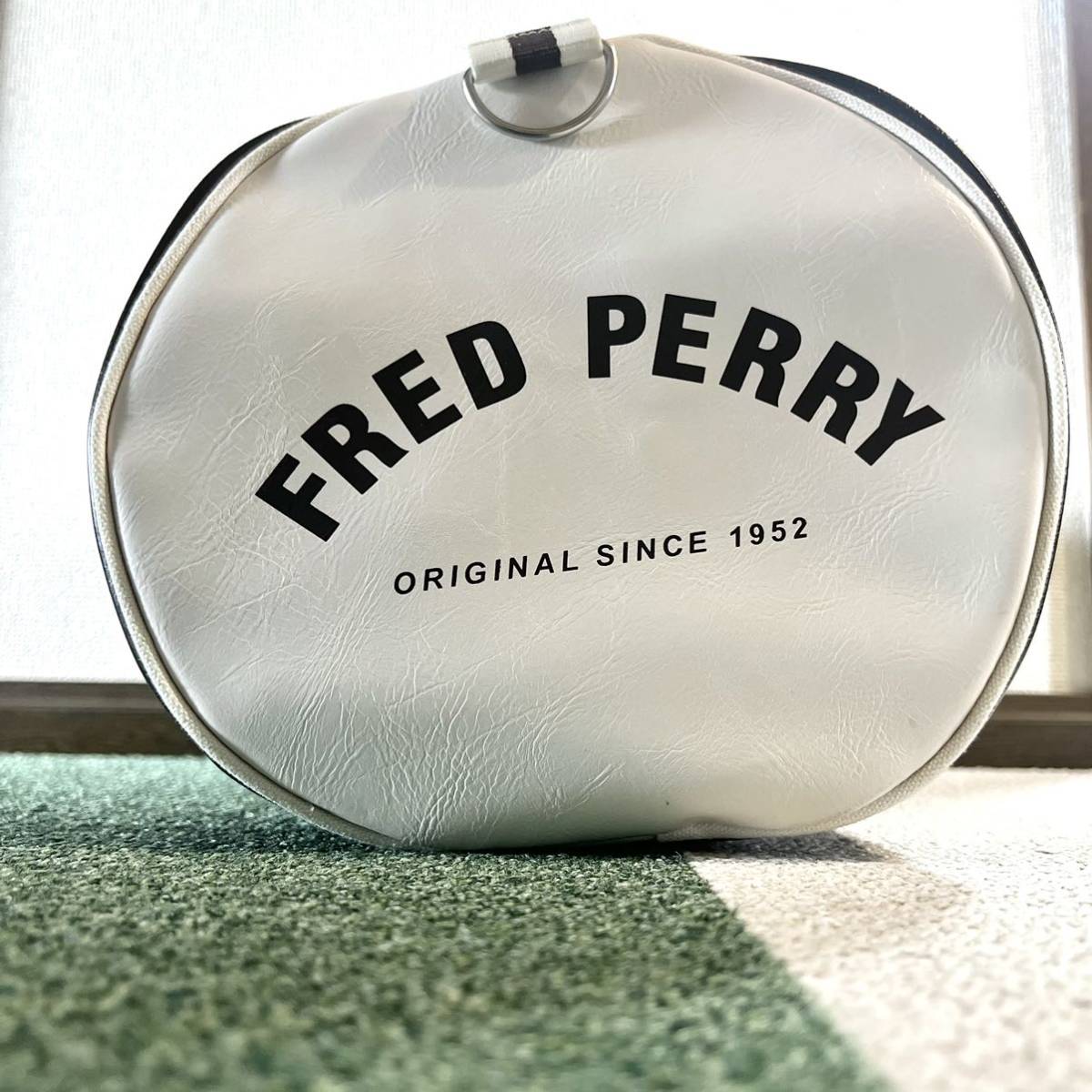 美品★フレッドペリー ボストンバッグ ブラウン グリーン 大きめ 修学旅行 旅 FRED PERRY PU レザー ハンドバッグ ドラムバッグ ブラウン