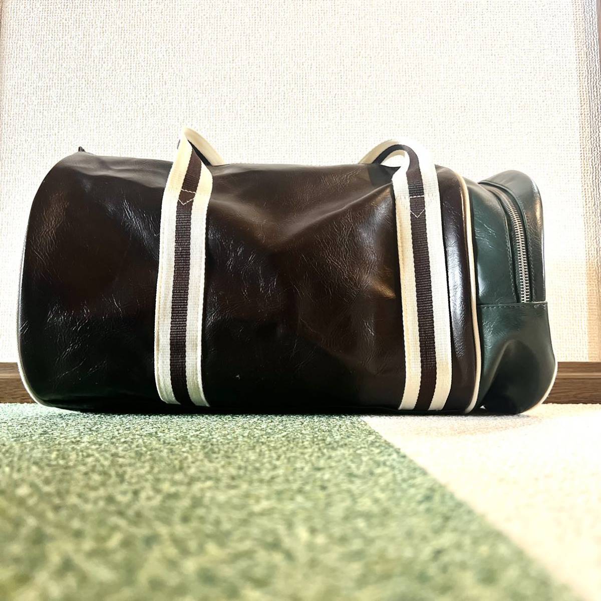 美品★フレッドペリー ボストンバッグ ブラウン グリーン 大きめ 修学旅行 旅 FRED PERRY PU レザー ハンドバッグ ドラムバッグ ブラウン